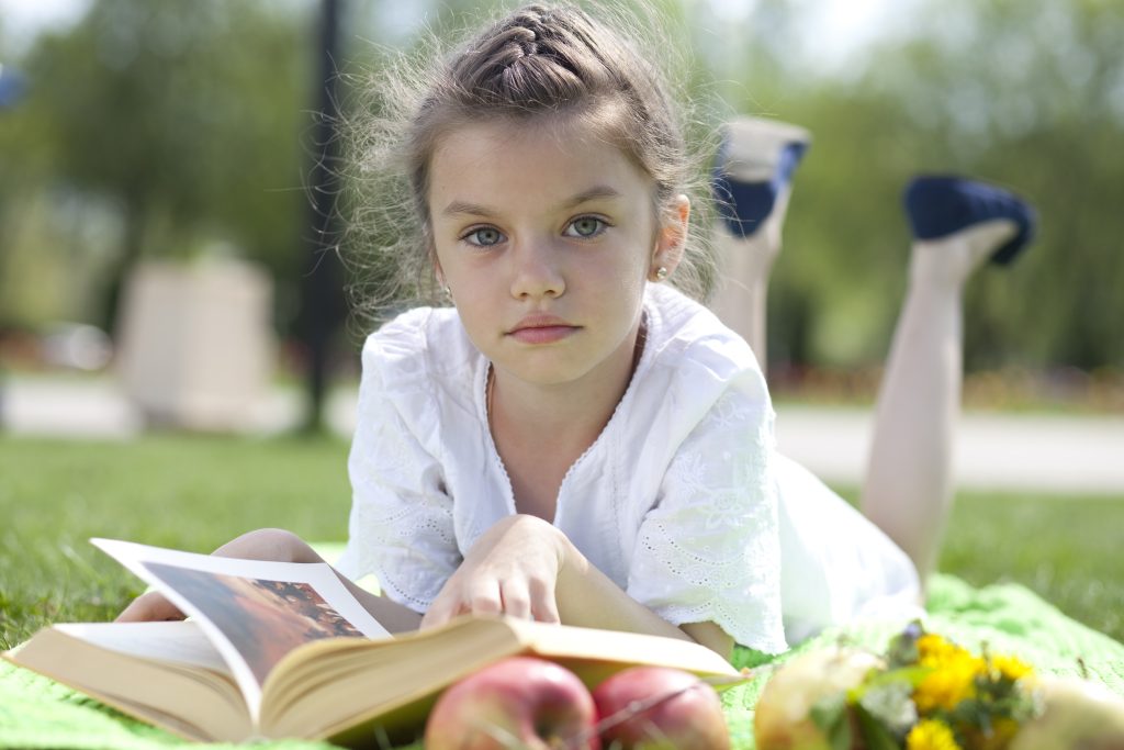 Si t’u mësojmë fëmijëve të vlerësojnë pushimet si kohë për zhvillim personal, jo vetëm për lojë
