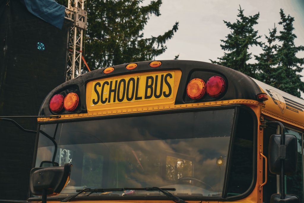 Si duhet të sillen fëmijët në autobusin e shkollës? Këshilla për sigurinë dhe respektin