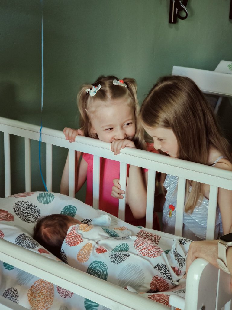Si mund të ndihen fëmijët për ardhjen e një bebeje të re në familje?