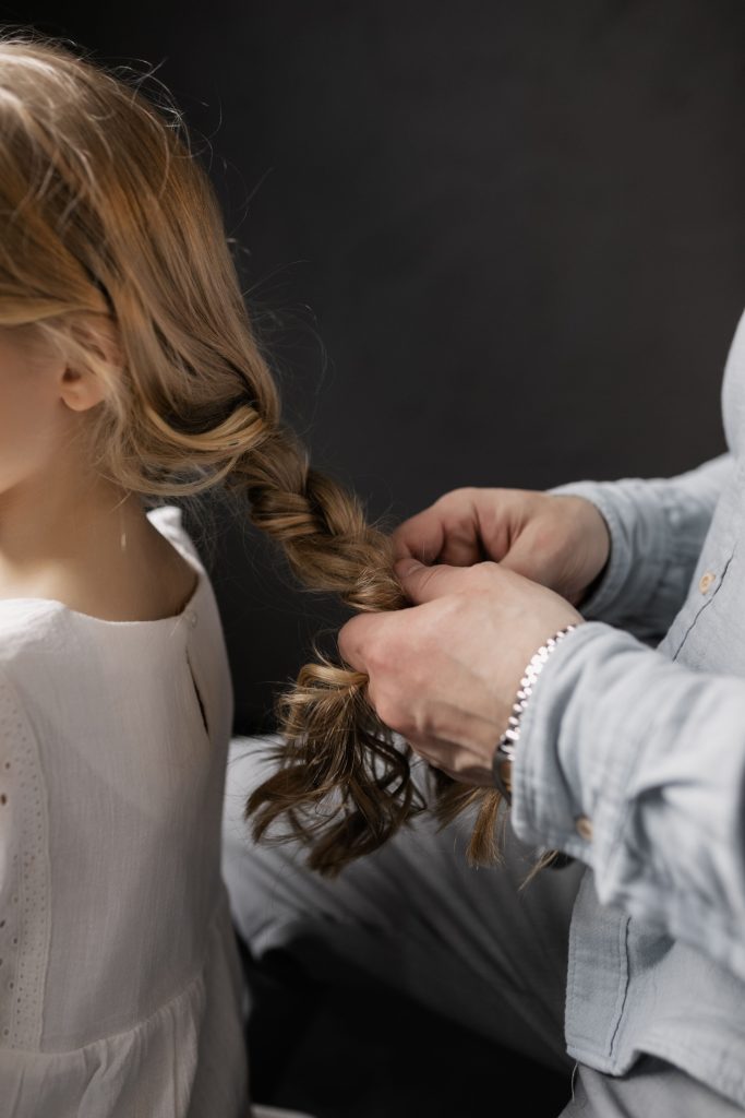 Kur gërshetat bëhen kohë cilësore: Si një veprim i vogël mund ta afrojë nënën me vajzën
