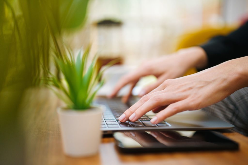 Prindërimi dhe puna online: Si të ndërtojnë nënat një karrierë nga shtëpia pa u shkëputur nga familja
