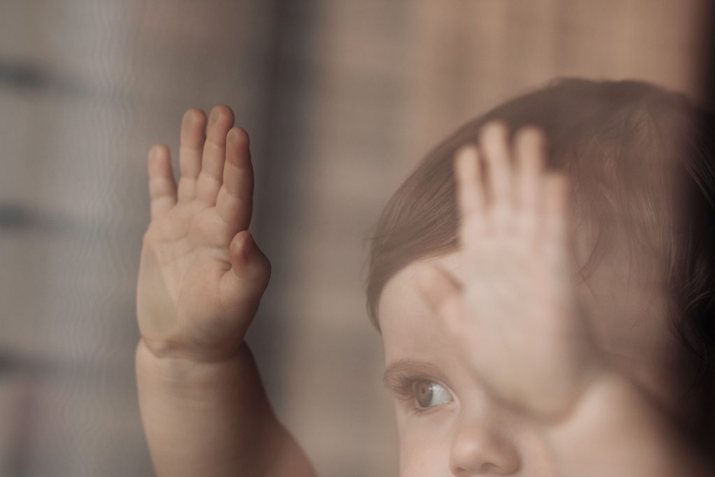 Pse nuk duhet t’i shikojmë vogëlushët me vrenjtje?