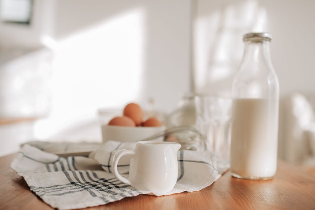 Dita e Qumështarit (Milkman Day): Sa i rëndësishëm është qumështi për fëmijët dhe si ta zgjedhim?