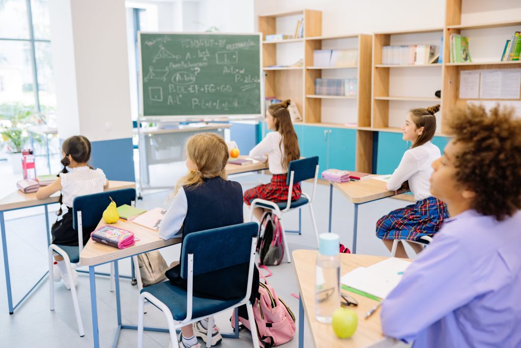 Nga ekranet te librat: Suedia po rikthen lapsin, letrën dhe fuqinë e leximit tradicional